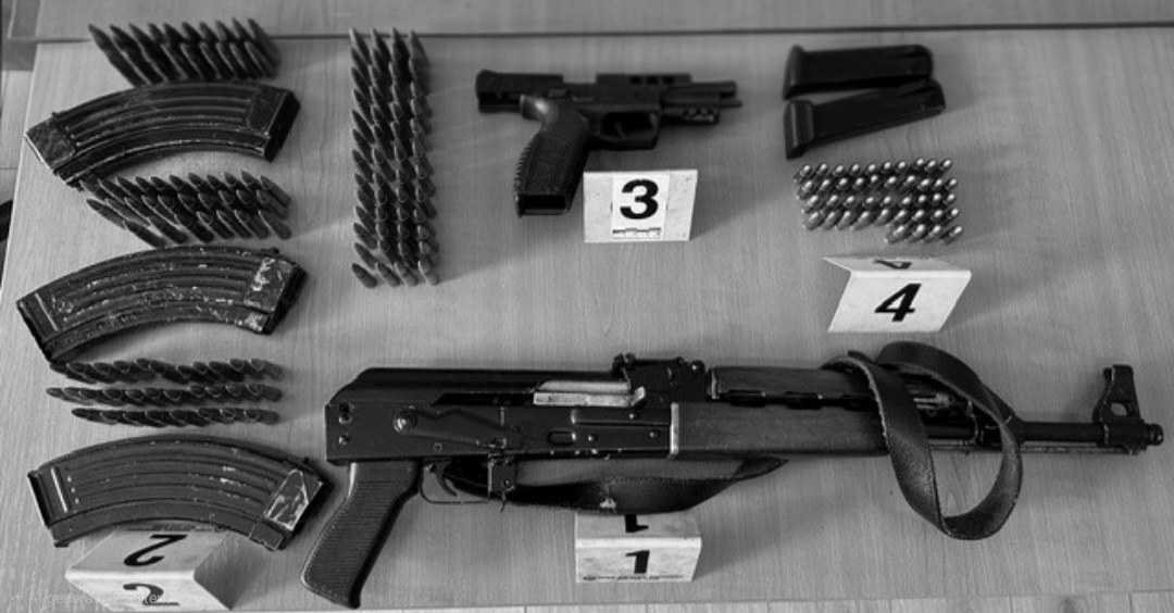 foto kryesore — AK-47 dhe pistoletë gjenden në bagazhin e…