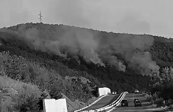 foto kryesore — Zjarret vazhdojnë të përhapen në malet e…