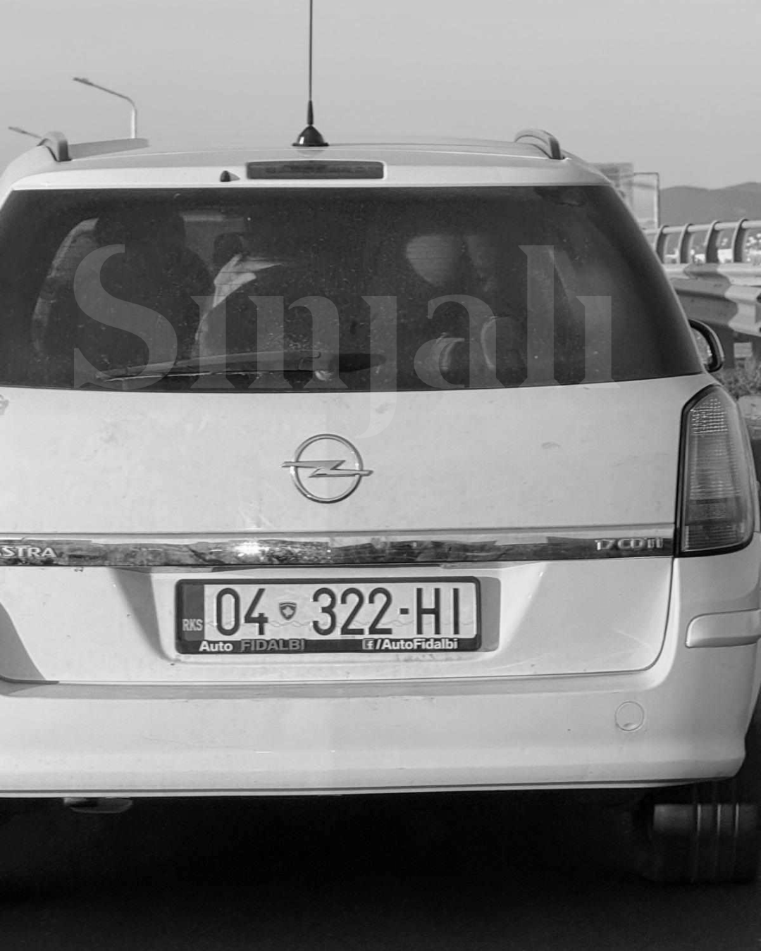 foto kryesore — S’ka vend në veturë, 04-shi iu bën vend…