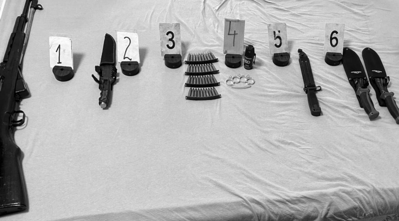 foto kryesore — Bastisje në Junik, Policia sekuestron armë,…