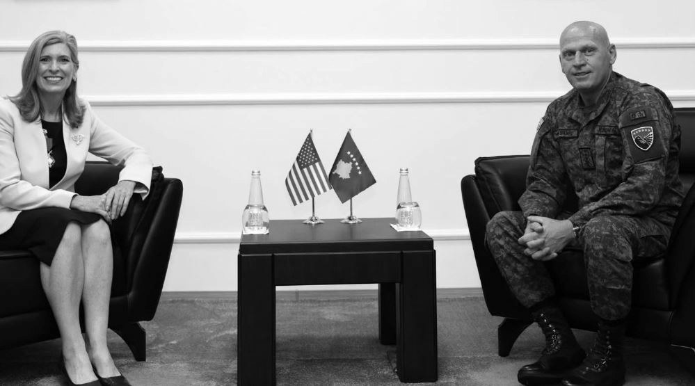foto kryesore — Komandanti i FSK-së pret senatoren Ernst,…