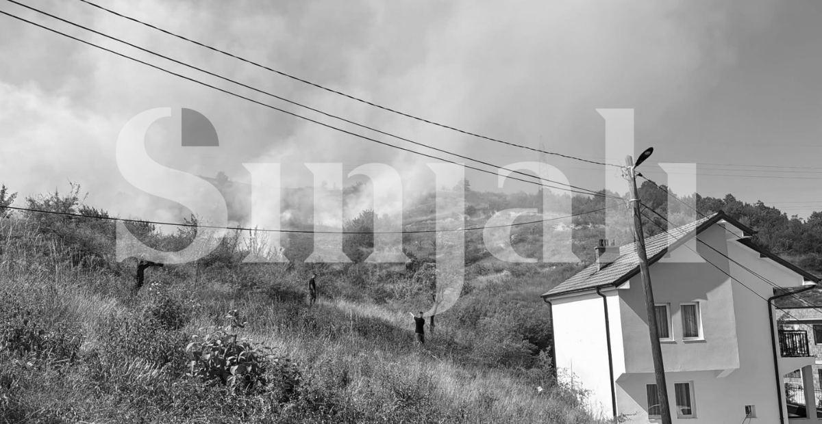 foto kryesore — Zjarr në fshatin Llukar të Prishtinës