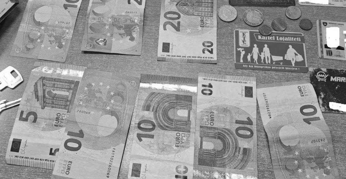 foto kryesore — Nxënësja gjen kuletën me para dhe…