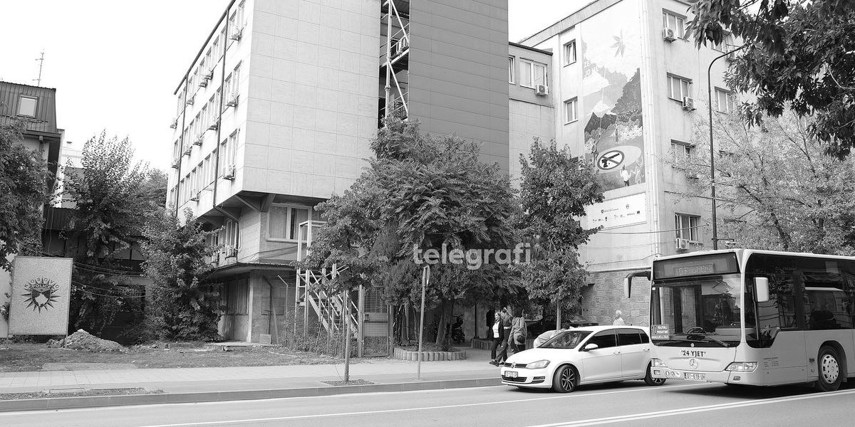 foto kryesore — Vendosja e flamujve të UÇK-së dhe…