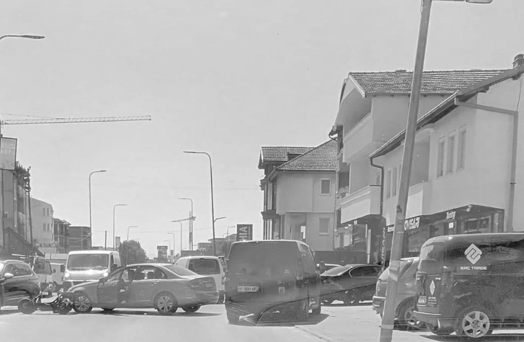 foto kryesore — Aksident trafiku në rrugën “Zahir Pajaziti”…