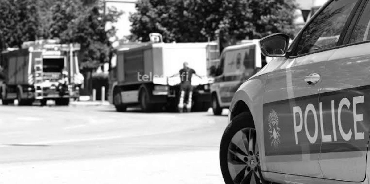 foto kryesore — Policia dhe zjarrfikësit shpëtojnë një grua…