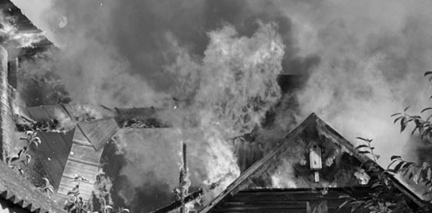 foto kryesore — Flakët përfshijnë një shtëpi në Carralevë –…