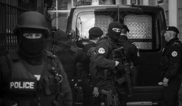 foto kryesore — Këta janë tre të arrestuarit pas incidentit…
