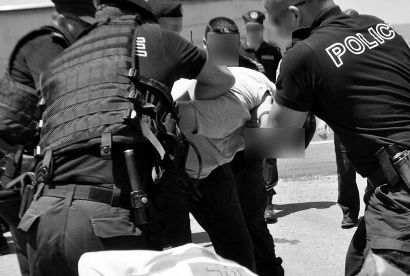 foto kryesore — Ndërhyri për ta qetësuar një konflikt në…