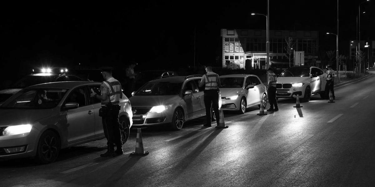 foto kryesore — 50 euro për të shpëtuar nga gjoba, policia…