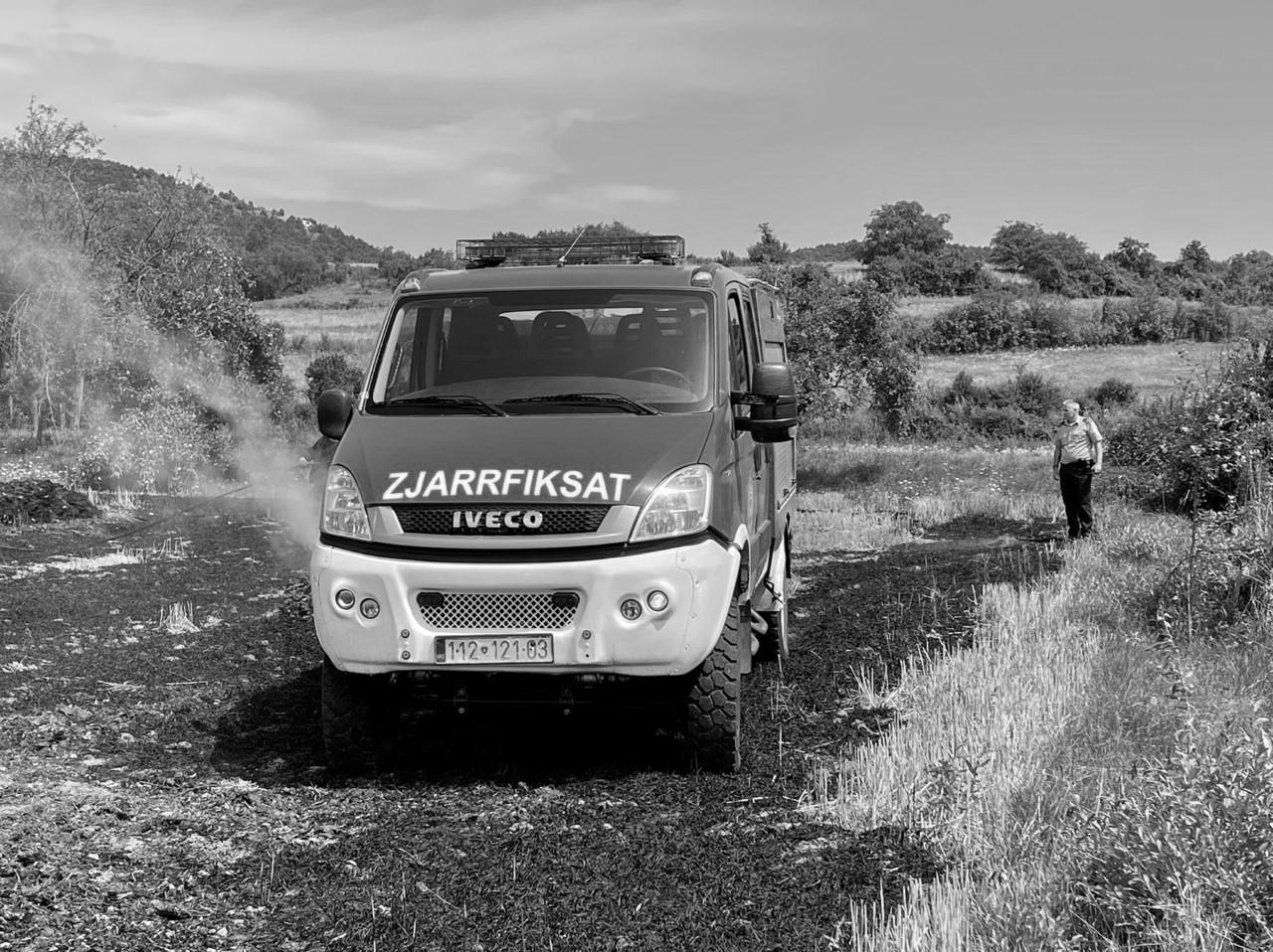 foto kryesore — Zjarr në hyrje të Butovcit, intervenojnë…