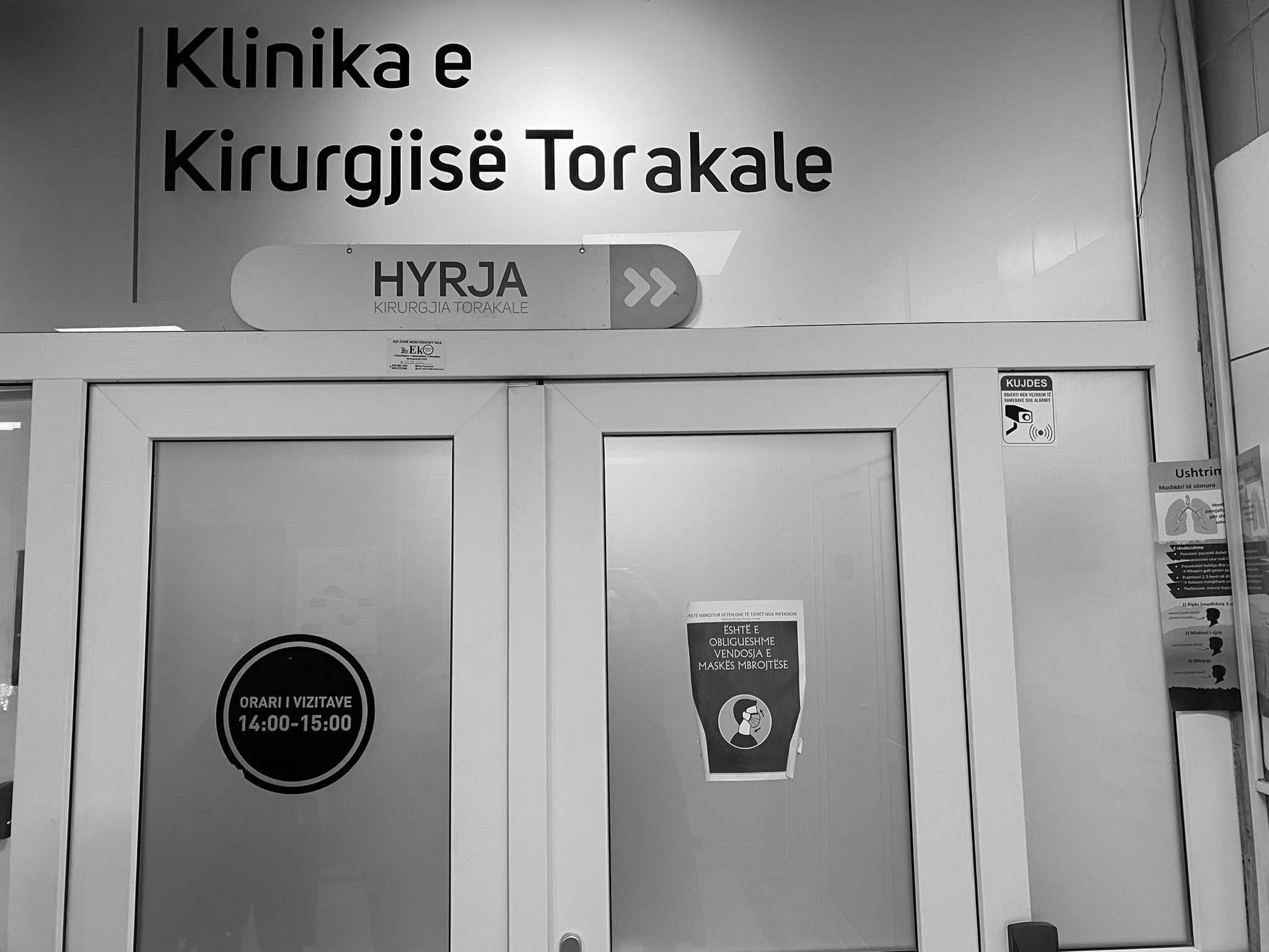 foto kryesore — Po qëndronte në oborr kur një plumb “qorr”…