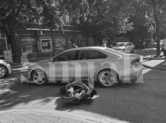 foto kryesore — Aksident mes një veture dhe një motoçiklete…
