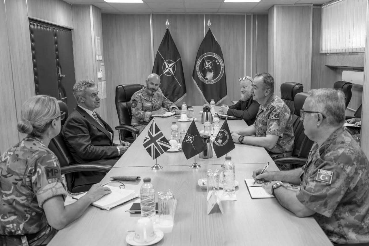foto kryesore — KFOR pret ambasadorin britanik në Kosovë,…