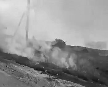 foto kryesore — Shtylla elektrike përfshihet nga flakët në…