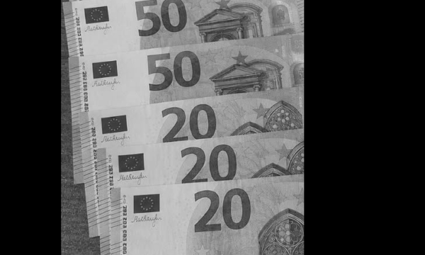 foto kryesore — 14-vjeçarja gjen portofol me 260 euro dhe e…