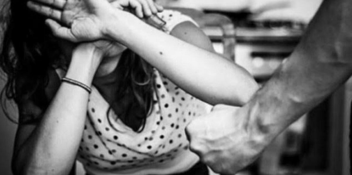 foto kryesore — E sulmoi nënën me shuplaka dhe shkelm,…