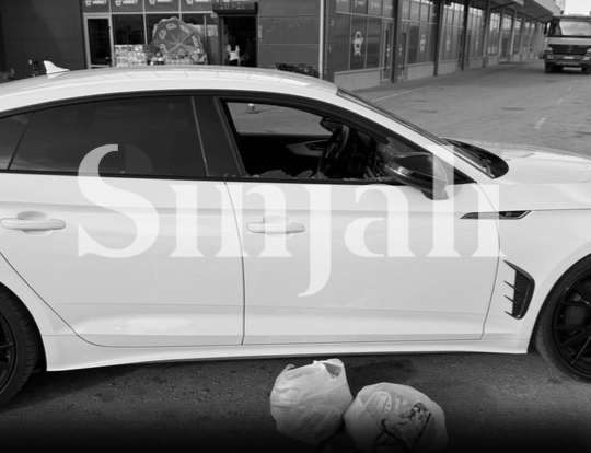 foto kryesore — Hyri me gruan në market, ia thyen xhamin e…