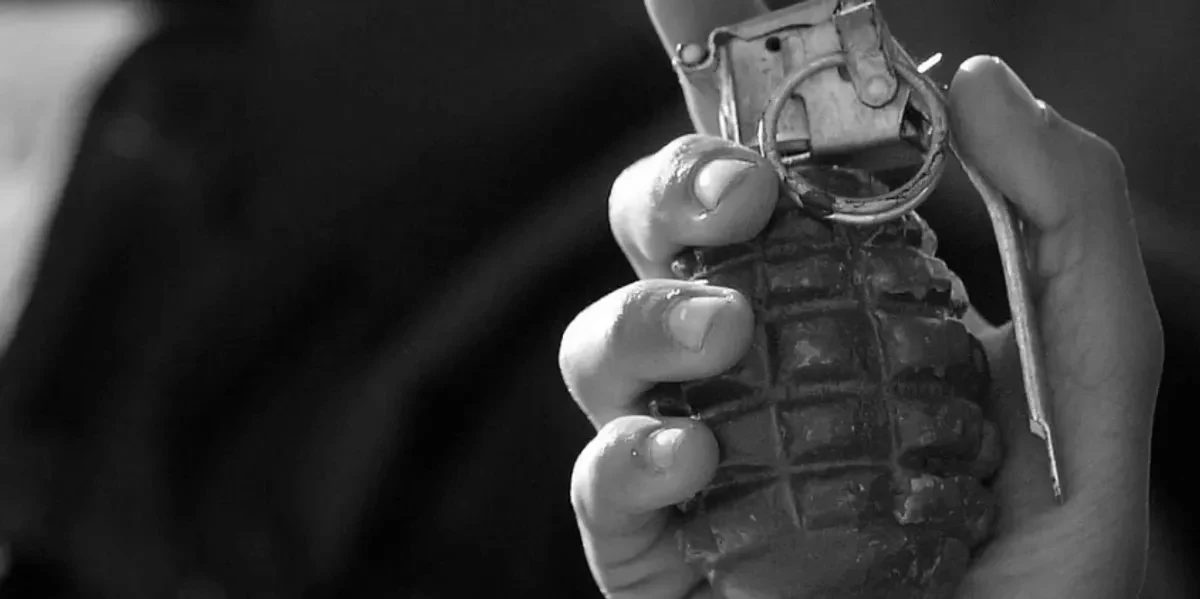foto kryesore — I hedhin granatë në oborr, dëmtohen dy…