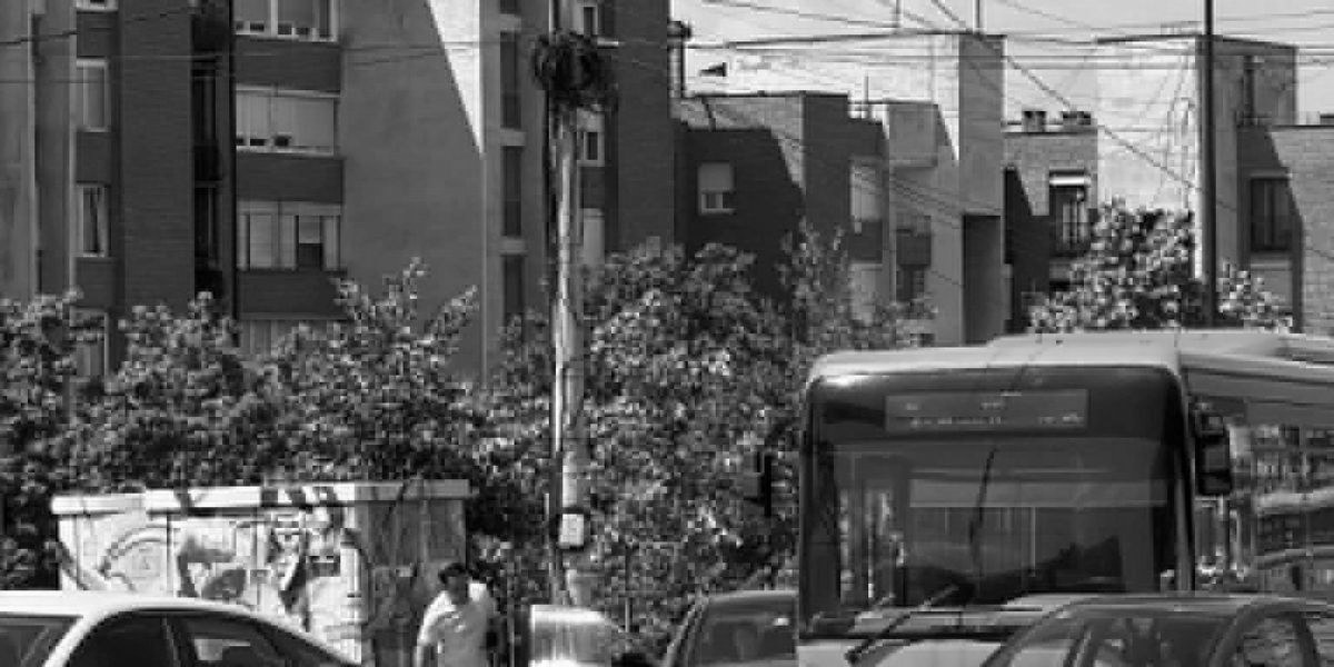 foto kryesore — Aksident mes një veture dhe autobusi urban…