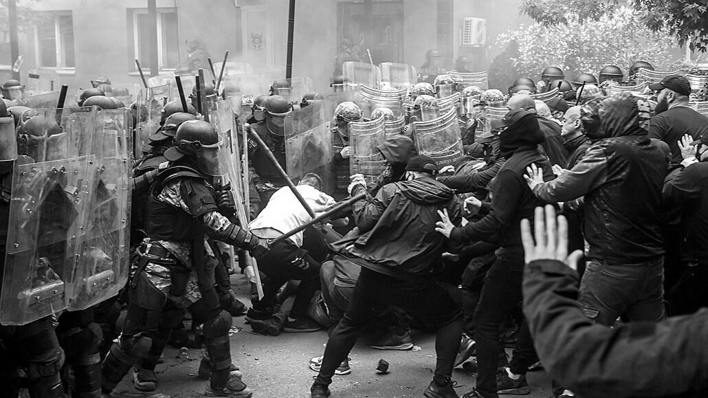 foto kryesore — Sulmi ndaj Policisë dhe KFOR-it në…