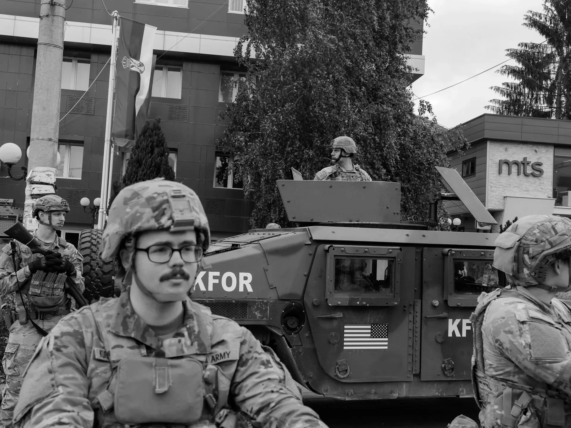 foto kryesore — NATO vlerëson përmirësim të situatës së…