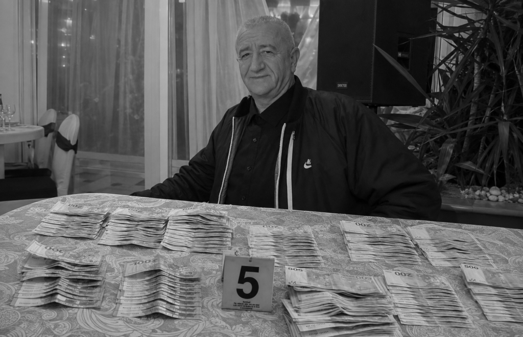 foto kryesore — Në pranga për spiunazh, i gjenden 39 mijë…