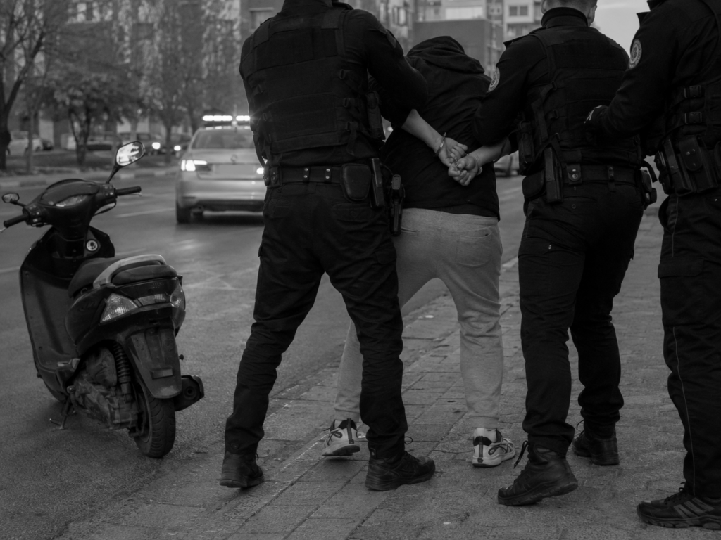 foto kryesore — NJRSH-ja ndal një 17-vjeçar me skuter në…