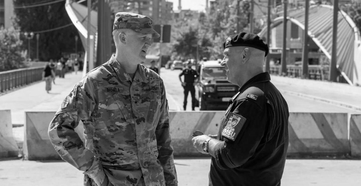 foto kryesore — Gjenerali Daniels në Mitrovicë: KFOR-i po…