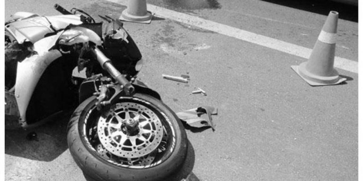 foto kryesore — Aksident mes veturës dhe një motorri, vdes…