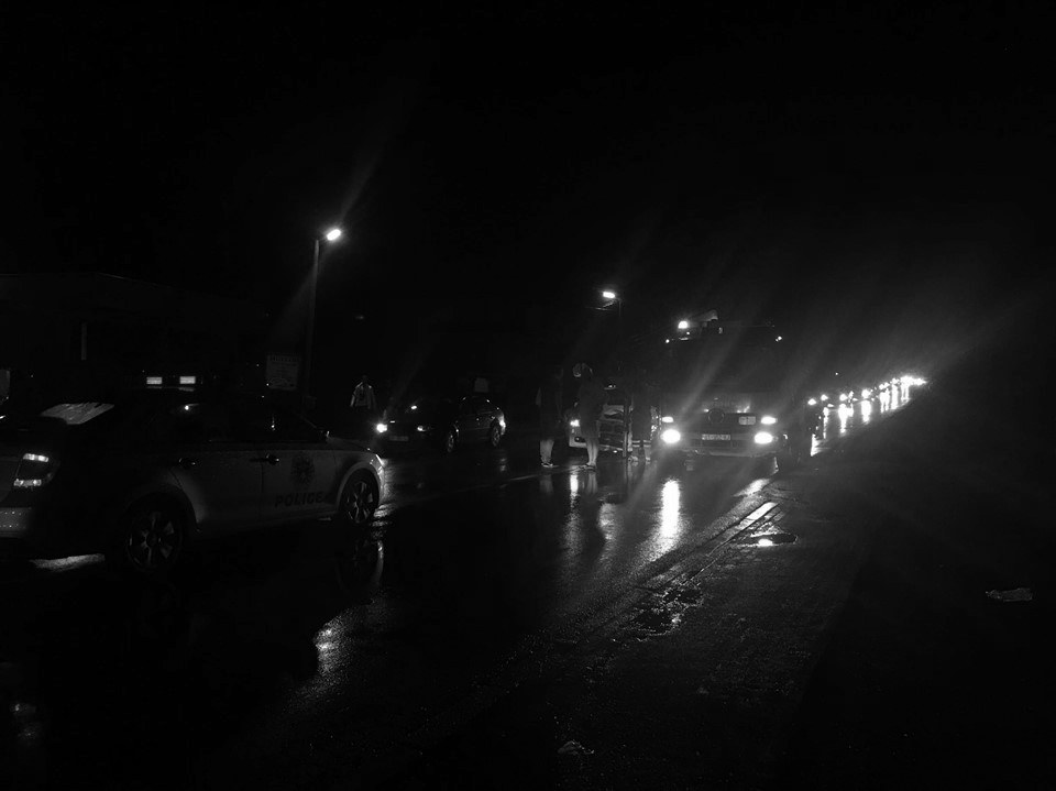 foto kryesore — Vetura godet këmbësorin në rrugën…