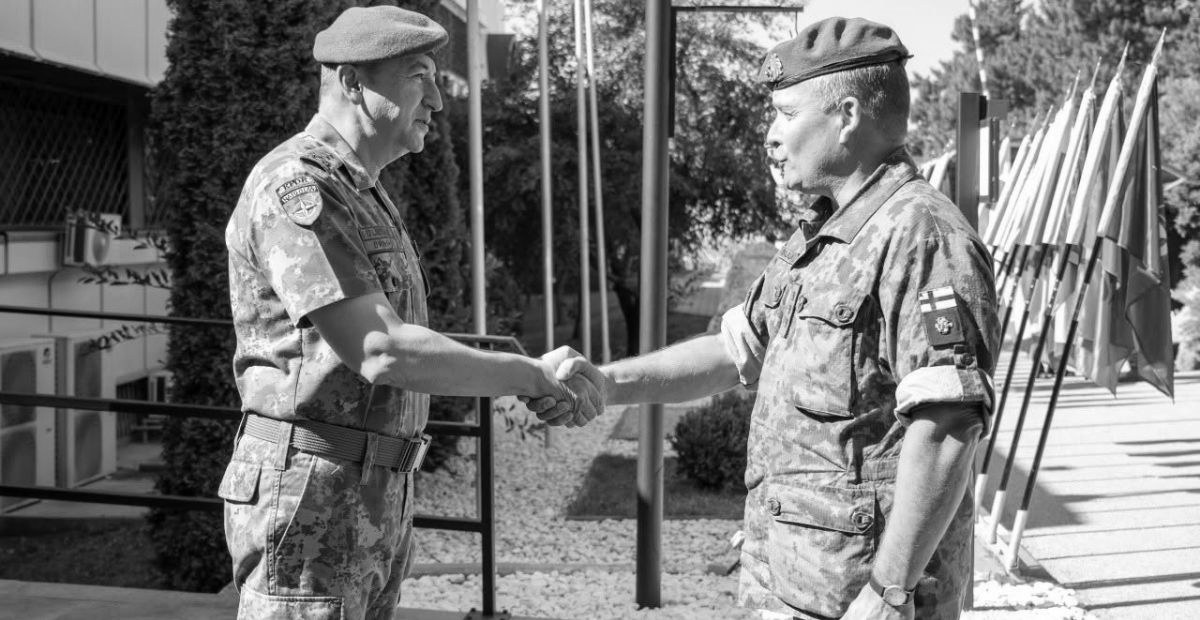 foto kryesore — Komandanti i KFOR-it pret në takim zyrtarin…