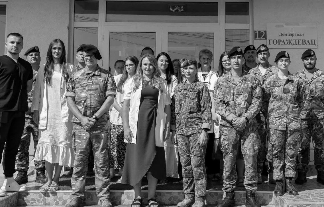 foto kryesore — KFOR-i dhuron pajisje mjekësore dhe mobilie…