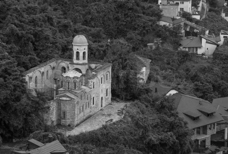 foto kryesore — Dëmtoi dyert dhe reflektorët e kishës…