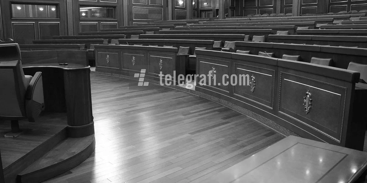 foto kryesore — Dyshohet se kërcënoi zyrtarin policor,…