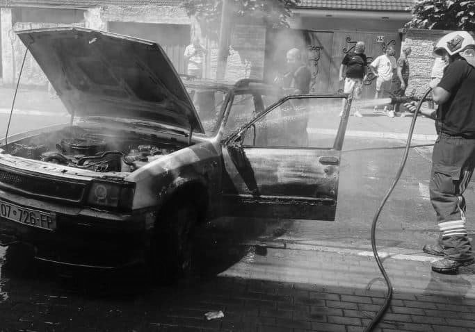 foto kryesore — Vetura përfshihet nga zjarri në Gjakovë,…