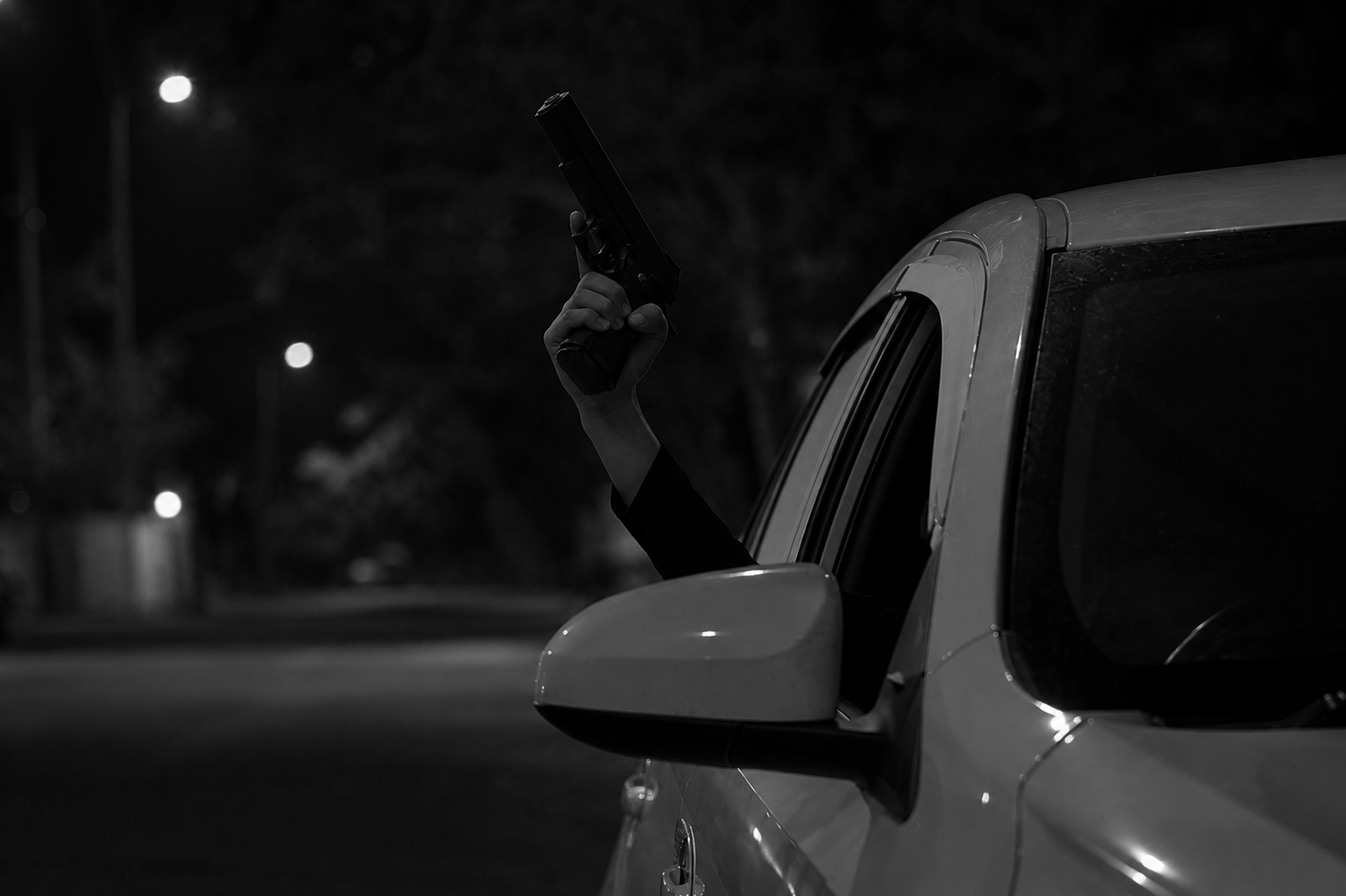 foto kryesore — Gjuan me armë nga Mercedesi në mes të natës…