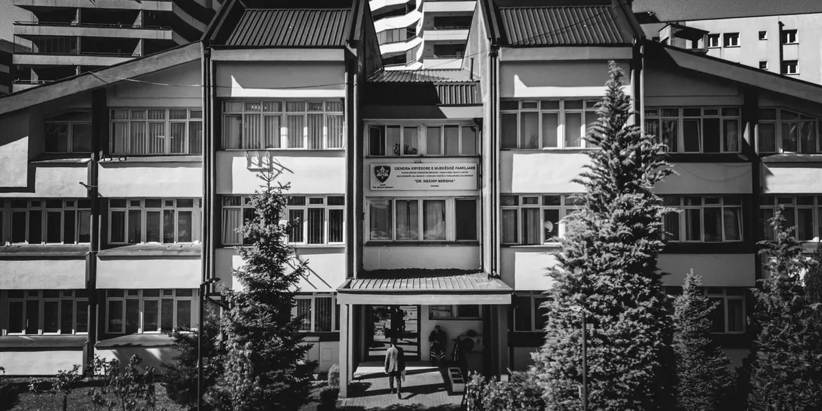 foto kryesore — Dy infermierë ndalohen në Prizren, dyshohet…