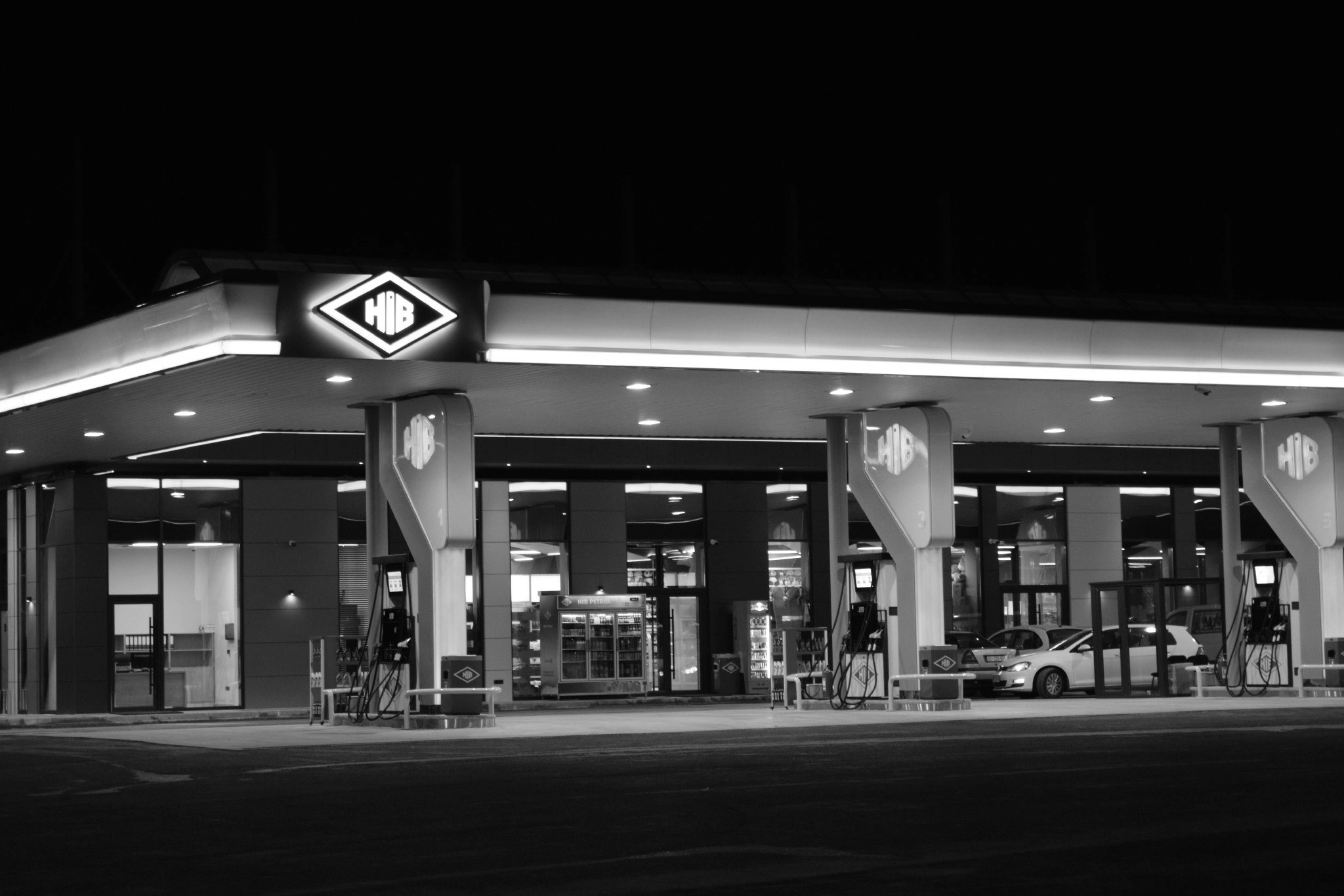 foto kryesore — 14-vjeçarja kërkon ndihmë në “Hib Petrol”…
