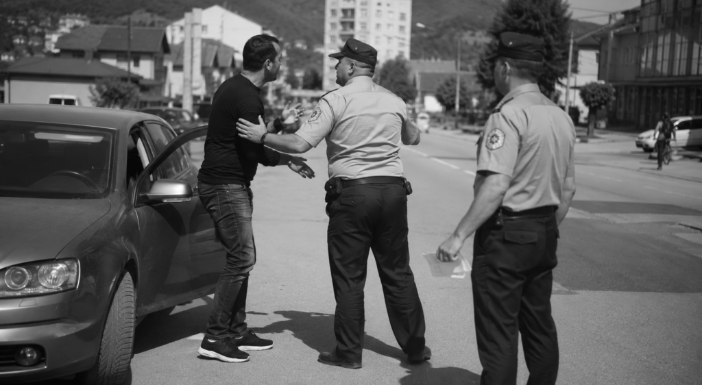 foto kryesore — Tiketa e trafikut eskalon në përleshje me…