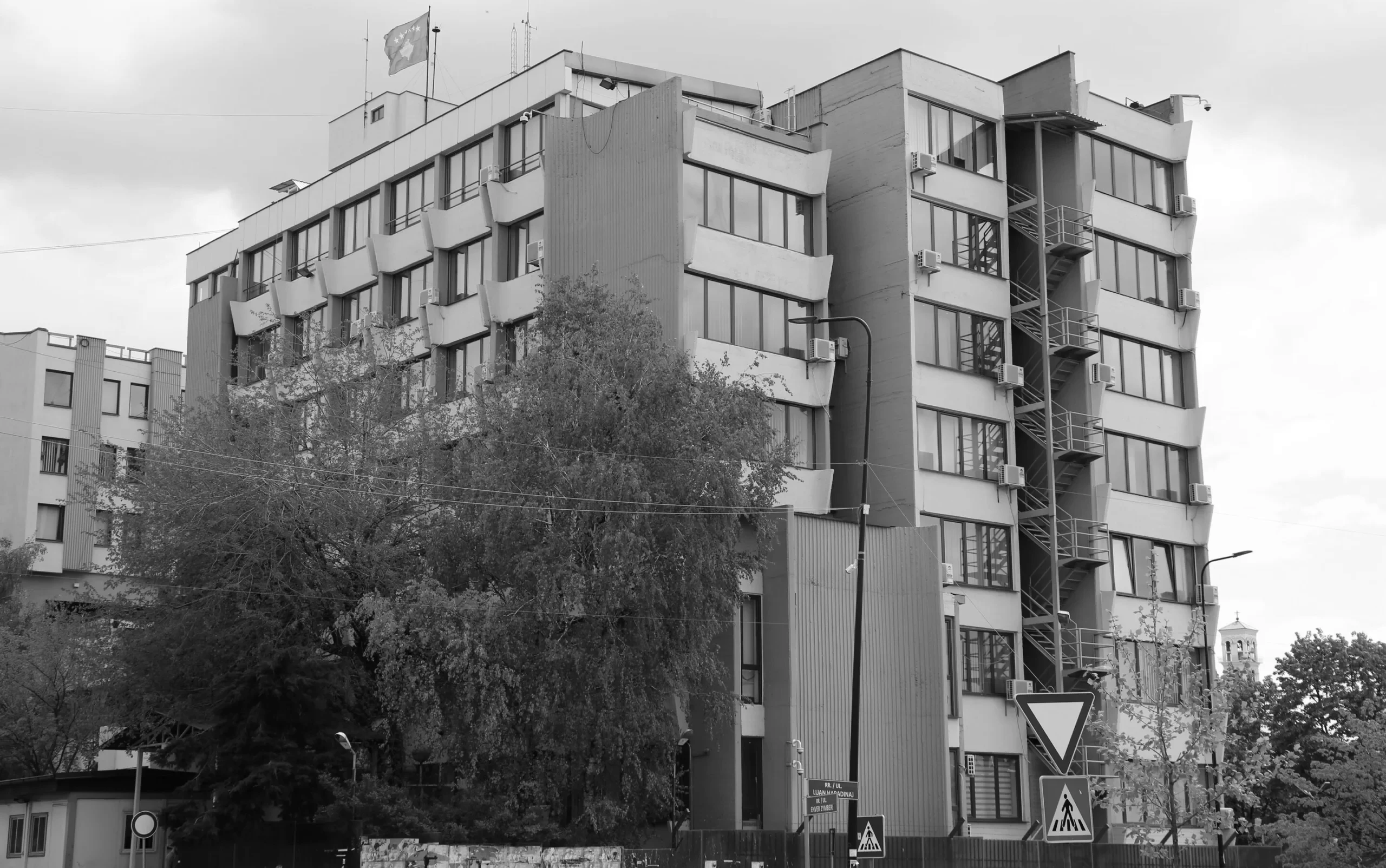 foto kryesore — Grafite me mesazhe nacionaliste në…