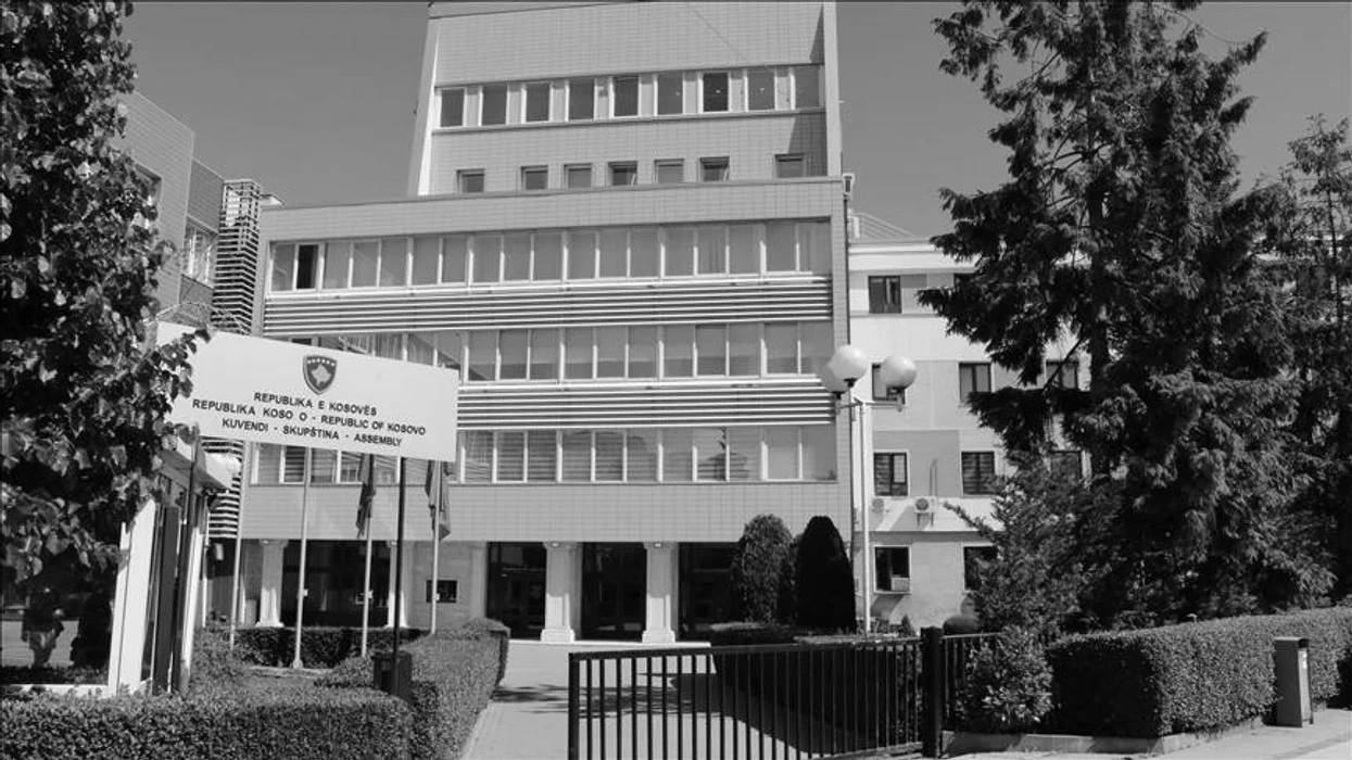 foto kryesore — Kufizohen hyrje-daljet dhe parkimi në…