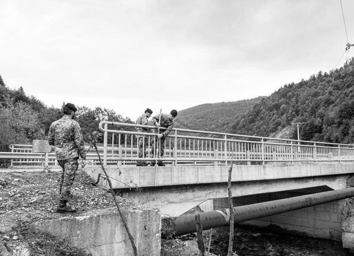 foto kryesore — KFOR inspekton rrugët dhe infrastrukturën…