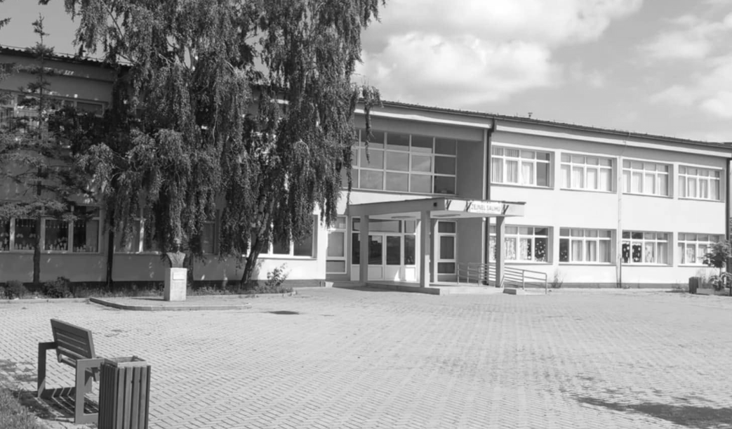 foto kryesore — U pa me armë të gjatë në oborrin e shkollës…