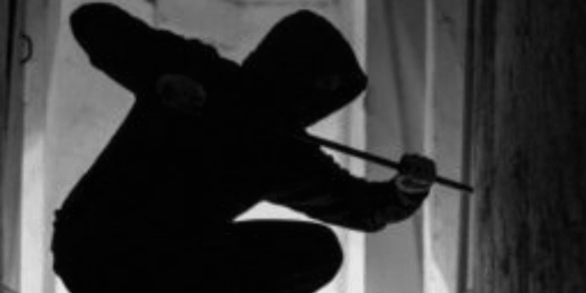 foto kryesore — Tre persona hyjnë me armë në shtëpinë e një…