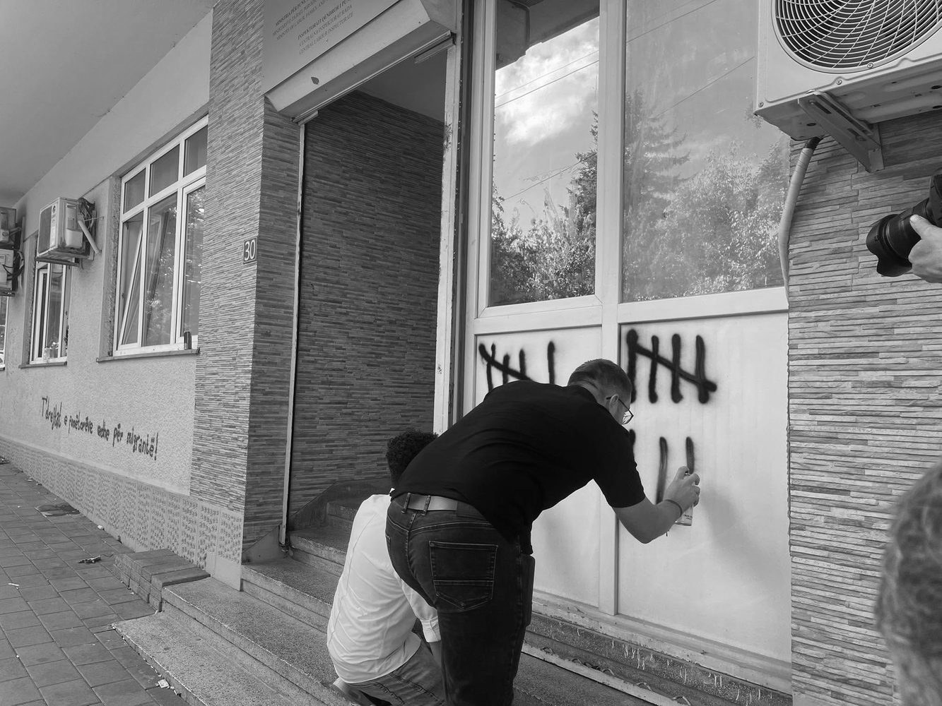 foto kryesore — Vdekjet e punëtorëve, aksion simbolik pranë…