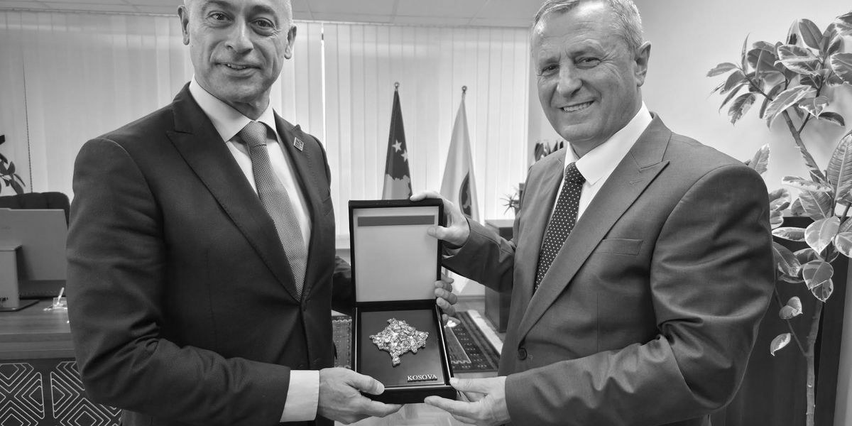 foto kryesore — Isufaj pret në takim shefin e ri të…