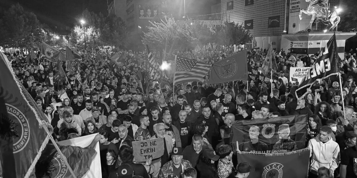 foto kryesore — Për të gjashtën natë, qytetarët protestojnë…