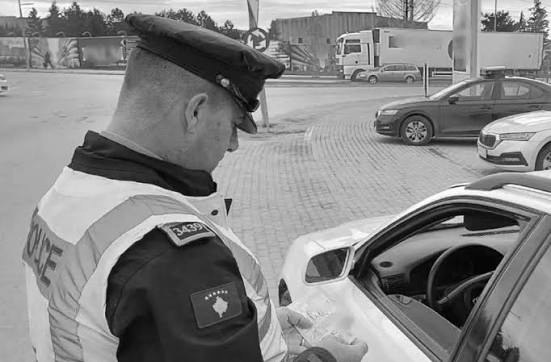 foto kryesore — Audi ndalohet nga policia në pikë kontrolli…