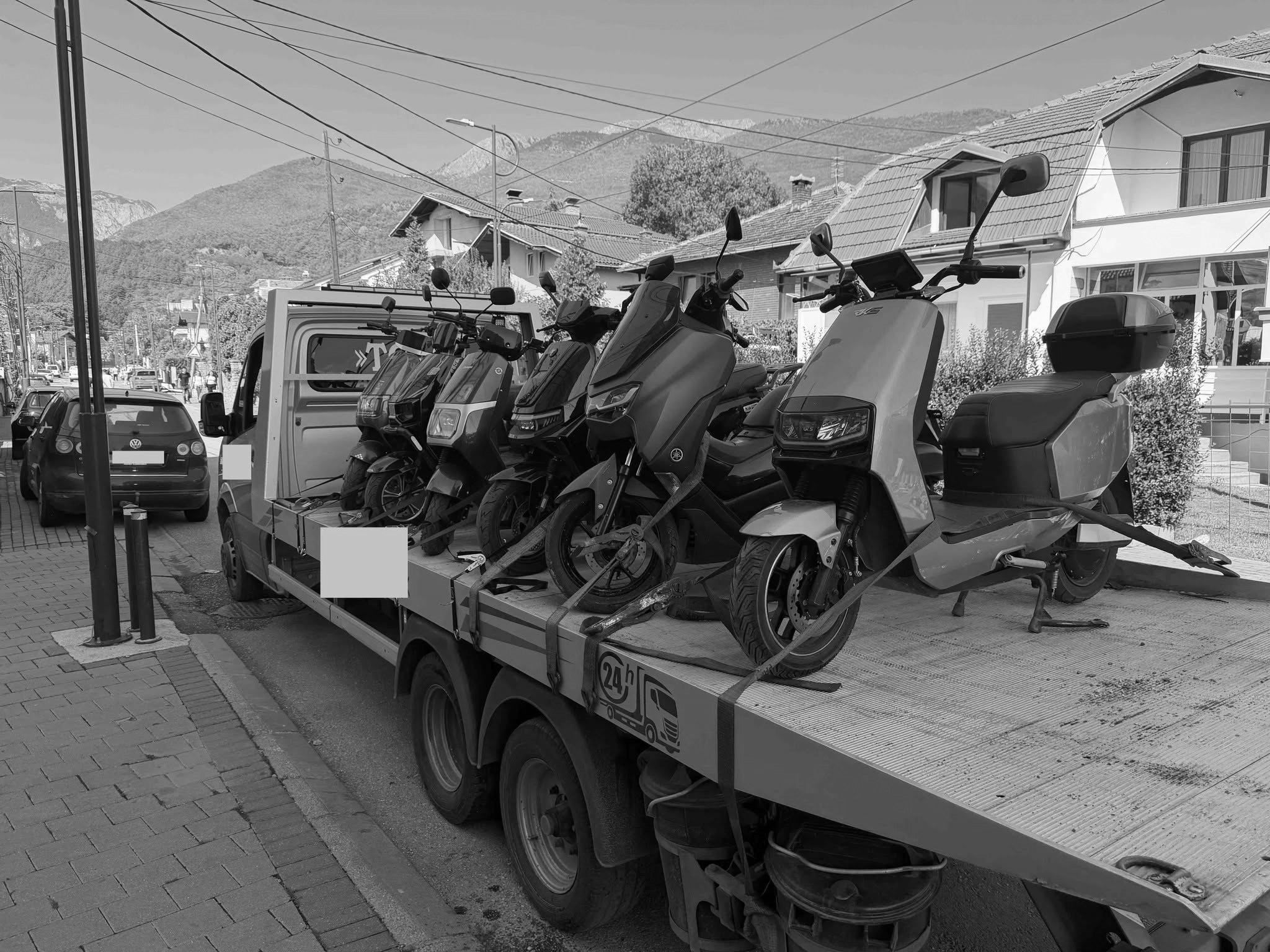 foto kryesore — Policia sekuestron 11 motoçikleta në Pejë,…